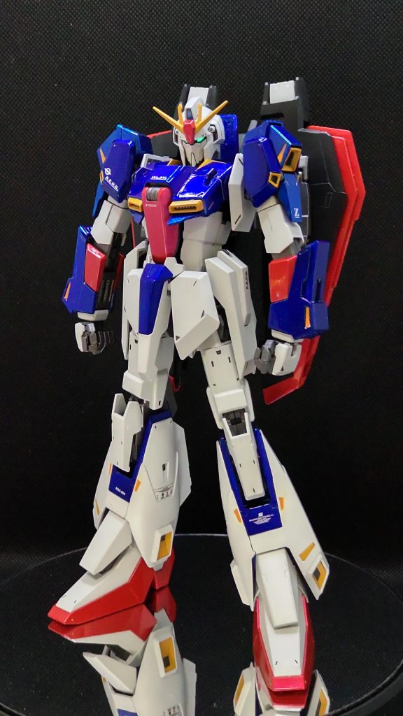 昨年のHGUCゼータ、今年のRE/100 リントヴルムは青をスカイブルーにするというコンセプトで作ったのですが、今回は違うものを…と言うことで青と赤はキャンディ塗装でやってみました。