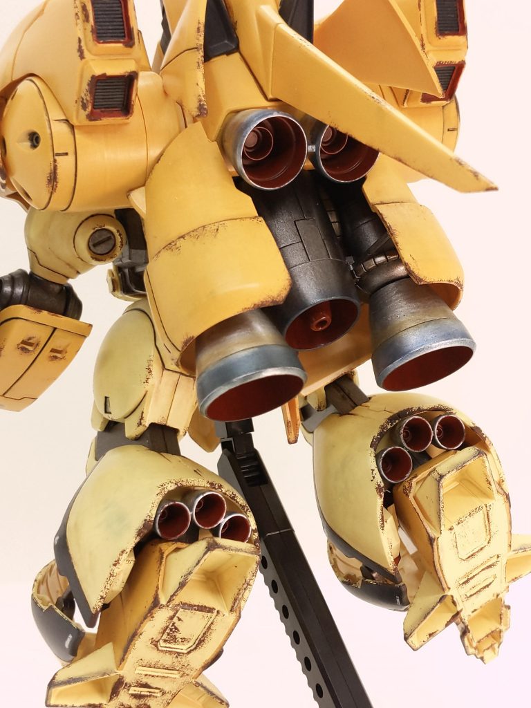 スラスター焼鉄色で塗装したあと、ウェザリングマスターで青焼けにしています。