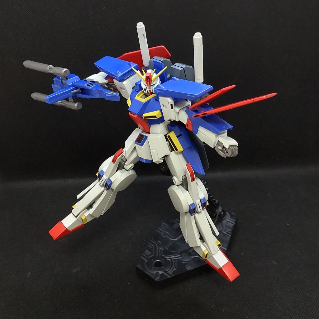 例のポーズ(合体変形後のキメ)を再現しようと頑張ったんですが…あれめっちゃパースかかってるしHGUCの可動では無理ですね(;´Д`)