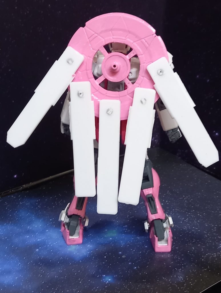 後姿はうさ耳パーカーを再現した【com-pillarストライカー】を装備。フライトユニットとしても機能。こんぴらさんはやはり神々しいイメージが強いので少し仏像のモチーフも入れてます。実は真の姿があり…
