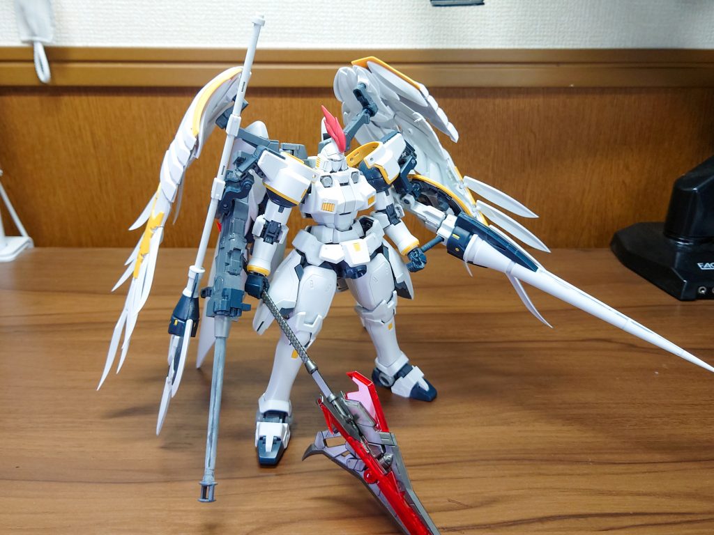 基本工作が完了して塗装準備に取り掛かる前の状態。首・腰部を1mm延長、ハルバードを懸架できるようにネオジム磁石を仕込んでいます。またランス保持の補助としてアーム側のグリップ部分に小サイズのネオジム磁石を埋めてますが、ランス重量をカバーリングできるほどの保持力はないです。無いよりはマシという程度。