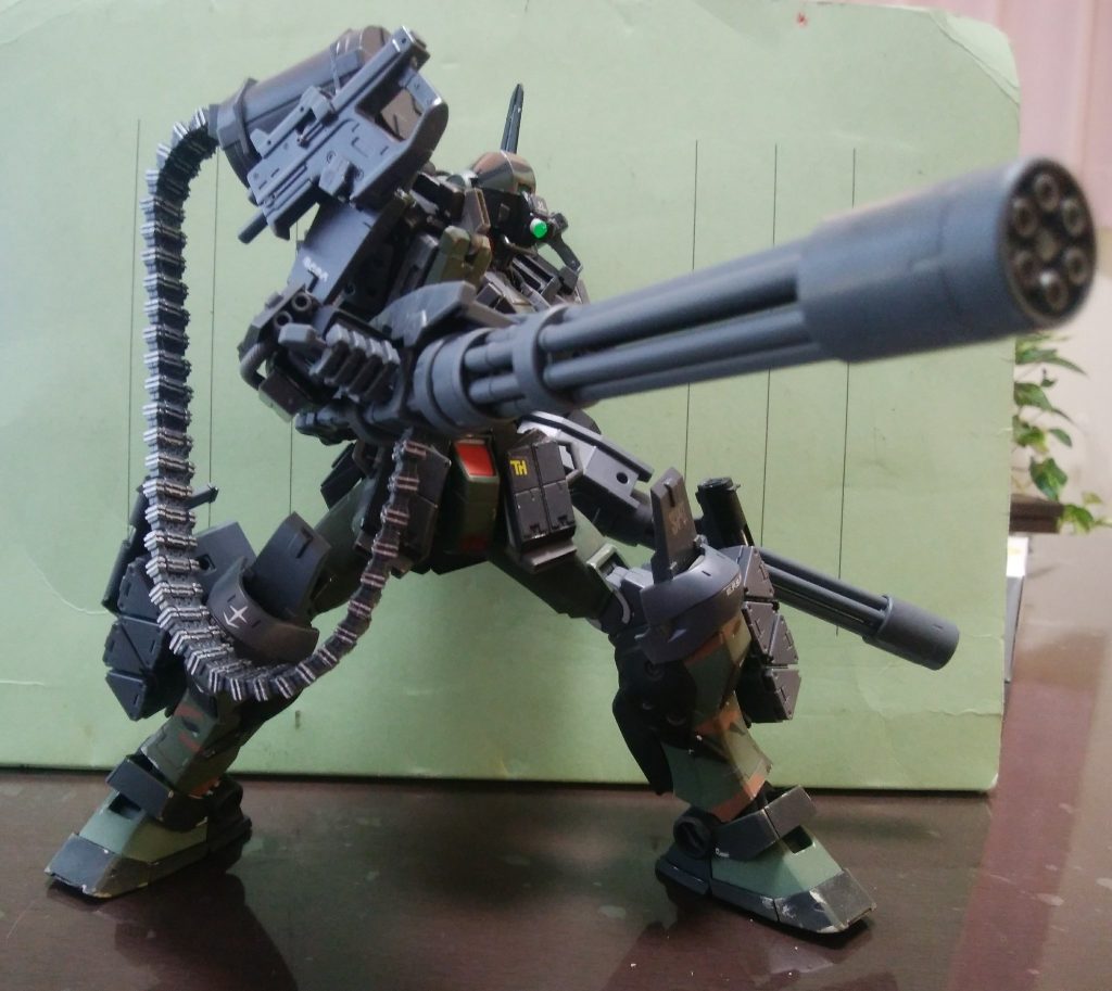 オプションとしてガトリングガンを持たせる事もでき、脚の装甲を外してミサイルポッドとハンドガンを追加装備することもできます。ベースのジムスナイパーのバイザーにガトリングをもたせると一点に集中して弾を撃ち込んでくれそうです！乱れ撃ちも精密射撃もお手の物！！