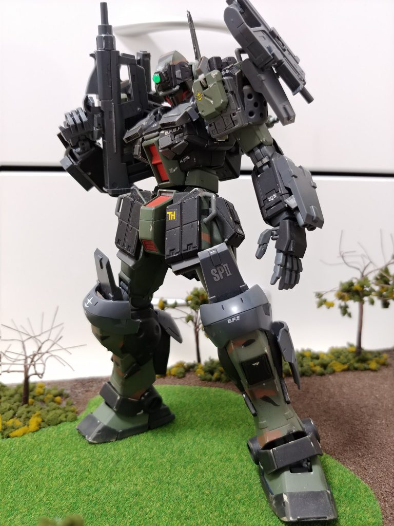 通常の武装だけでもブルパップマシンガン、腕部2連装機関砲、肩部ミサイルポッド、サブマシンガン、ビームサーベルとそこそこの火力を持たせています。