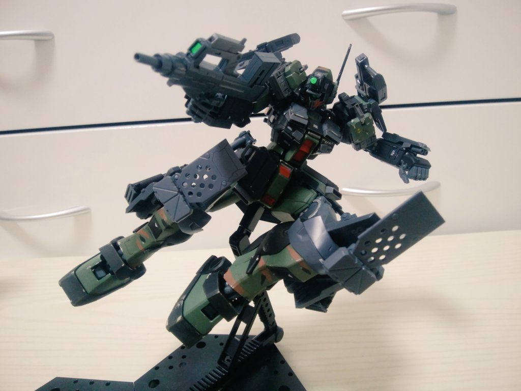分かりにくいですが、これだけの重い装備を運用できるように腰部から脚部にかけて補助のシリンダー等を取り付けています。コテコテの見た目ですが、ガンダムver2,0のフレームの可動を活かすためにもなるべく干渉しないようにしています。