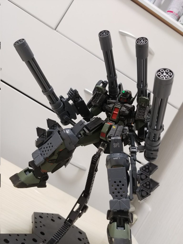 この作品の一番のアピールポイント、それがこの形態です。フルハッチオープンとまではいかないですが、重火器と硬い装甲、煙たさ、重装備のMSには欠かせない要素を詰め込んだお気に入りです👍 