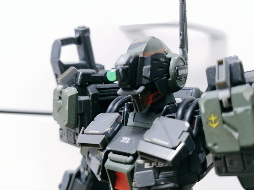 ヘッド、ボディは追加装甲とダクト、更に肩部の露出した動力パイプで重厚感を強調しています。