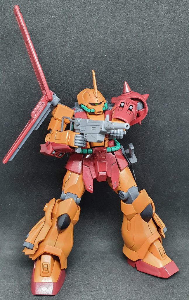 シールドはZZⅡ、スパイクショルダーはF-2ザクからの流用。ビーム兵器は使えないのでヤシマ重工製100mmマシンガンと原型期のダガーナイフを装備