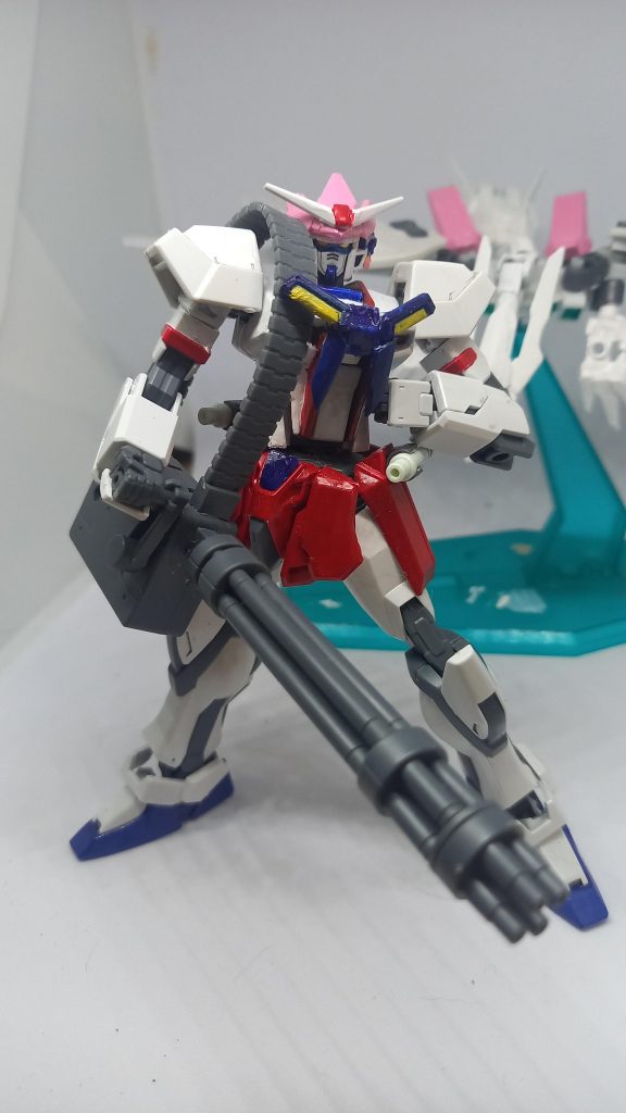 メイン武装の「ガトリングカバン」実はビビッドストライクの作成途中報告をTwitterでつぶやいていたら湯郷美彩ちゃんの公式Twitterに捕捉されてしまいガトリングを付けたといういわくつきの装備(笑)まさかこんな化学反応を起こすとは思いませんでした!(公式様ありがとうございます)