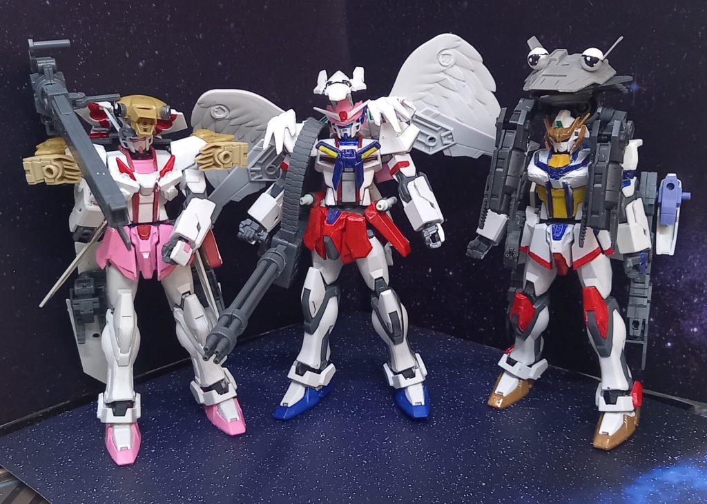 今後公開予定の姉妹機との3ショット。(左が湯原砂和ちゃんモチーフのヒーリングストライク、右が奥津かがみちゃんモチーフのストライクです)