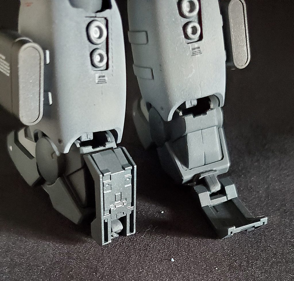 二足走行時の安定性を確保するためのギミックを追加。