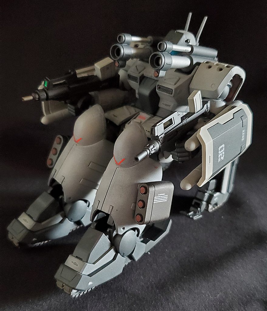 両シールド内側には二基づつミサイルを装備。両足には三連装ミサイルポッド。