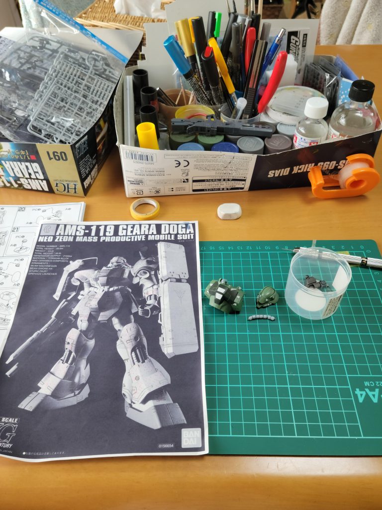 製作途中。リビングモデラーです。リックディアスの箱に一軍の道具類入れてます。カラーなどは在庫にならないよう気を付けてますが…増えますよね。あと百式を製作時のゴールドとクリアイエローの缶スプレー不良在庫になってます。使い道無いしどうしよ。