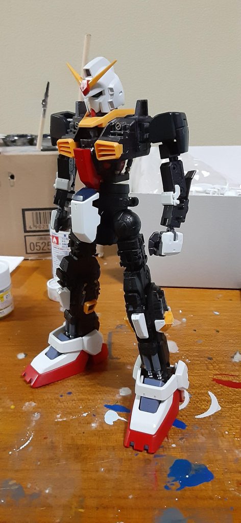 元のフレームの色が気に入らなかったのでサフを吹いてからタミヤラッカーのガンメタ筆塗りしてたら腕部の一部とコックピットハッチのヒンジが割れたので胸部以外(胸部は無事でした)はMrカラーのブラックメタルのスプレーで塗装してます。シリンダーとスラスター周りを塗り分けてみました。肩関節と頭部の合わせ目消してます。