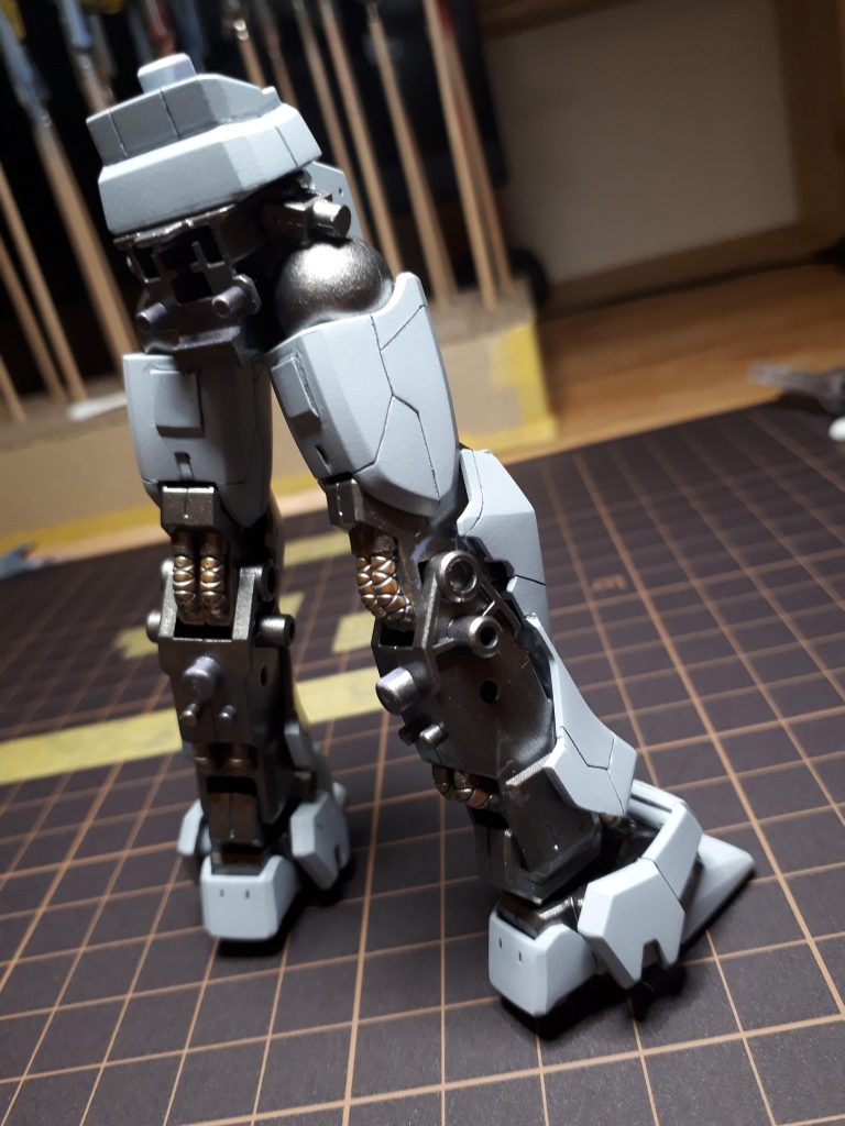 フレームを少し塗り分け。フレームは黒鉄色だけだと濃すぎると感じるのでシルバーを混色。