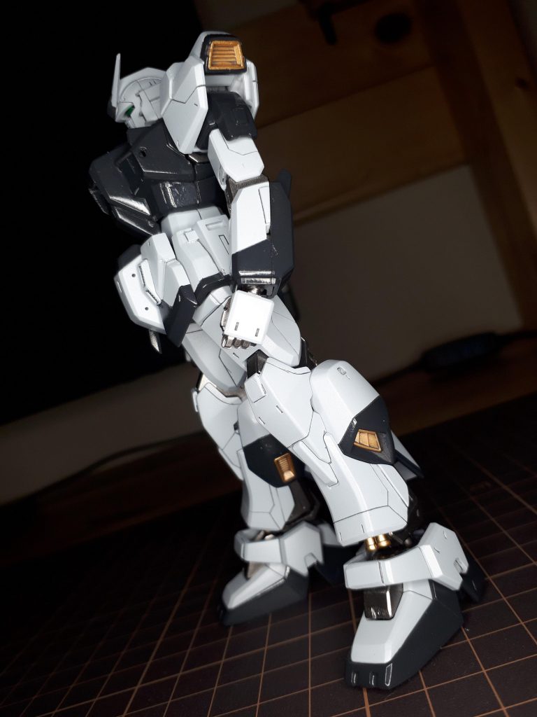 途中でどんな感じか見てみたくなって仮組み。結構お気に入りのゴールド部分。（煽りで光を当てないとよく見えない）