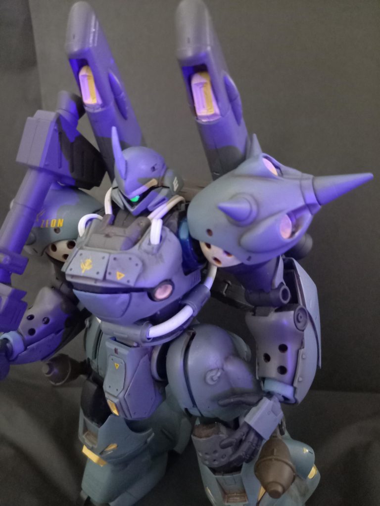 蛍光グリーンのモノアイはブラックライトでキラリ