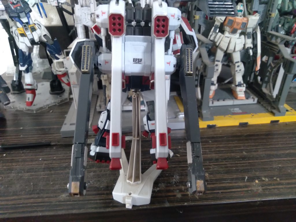 For the back, I drilled two 3mm holes on each side of the backpack and used kotobukiya tanks