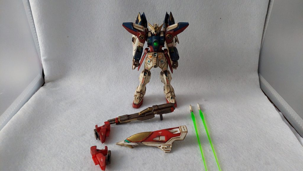 ガンダムW後半の主役機であるウイングガンダムゼロ。EW版に隠れて影が薄くなっていますが、TVシリーズ登場時の悪魔のような暴れっぷりは強く印象に残っています。今回も参考にしたのはプロモデラー林哲平さんの「ガンプラ凄技テクニックHG編」。らいだ〜Joeさんのいわゆる「らいだ〜Joe式塗装法」を紹介されていまして、ほぼ成型色なのにこんな風に作れるのかと驚いてやってみた次第です。ウイングガンダムゼロを選んだのは、成型色だから変形・合体機体に向いているとも書いてあったため(簡易な寝そべり変形だけど)。