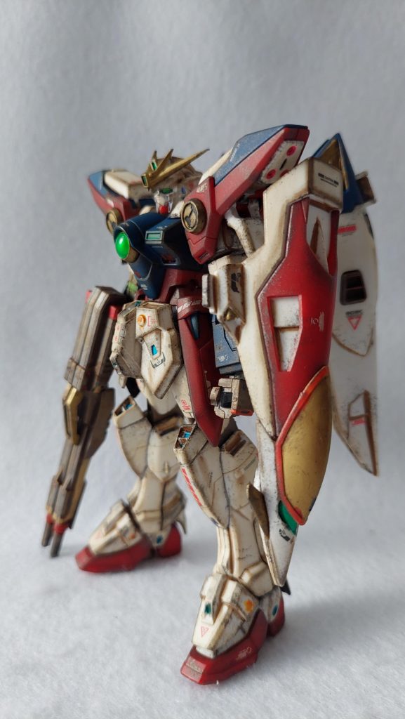 フレームは水性ホビーカラーの焼鉄色+各種メタリックマーカー、黄色部分はゴールドで塗装しますが、使用する塗料は実際それだけ。汚しについては先の焼鉄色、リアルタッチマーカーブラウン×2、ウェザリングマスターDセットで完結します。ランナーから切り出さずに済ませる工程も多いので想像以上にスピーディーに製作できます。これと同じことを普通に塗装してやったら、というのは素人としては想像したくないですね。エアブラシも持ってないし。※フレーム塗装はイージーペインターの購入が推奨されてて実際その方が楽だと思うのですが、今回は缶スプレーのサーフェイサー+焼鉄色筆塗りで製作しました。