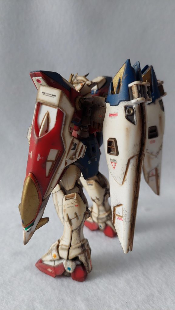 ただ初めての製作で戸惑ったり上手くできなかった部分が多かったのも事実で、結局リカバーできなかったのが・チッピングやり過ぎ・「神ペン」を未完成の状態で使ってしまったの2点。前者はエッジを立たせるようにチッピングするところを不安でつい強めにやってしまい。足元とは言えちょっと汚し過ぎになってしまいました。また後者はリアルタッチマーカーブラウンのインクの芯を抜いて自作するぼかしペンなのですが、筆に残ったインクがなかなか抜けずぼかすどころかのぺっとブラウンを塗ってしまった箇所が多数。このへんは次回作る時の要注意箇所です。とはいえそれでも、自分でもこんなふうに作れるのはやっぱり驚きでした。