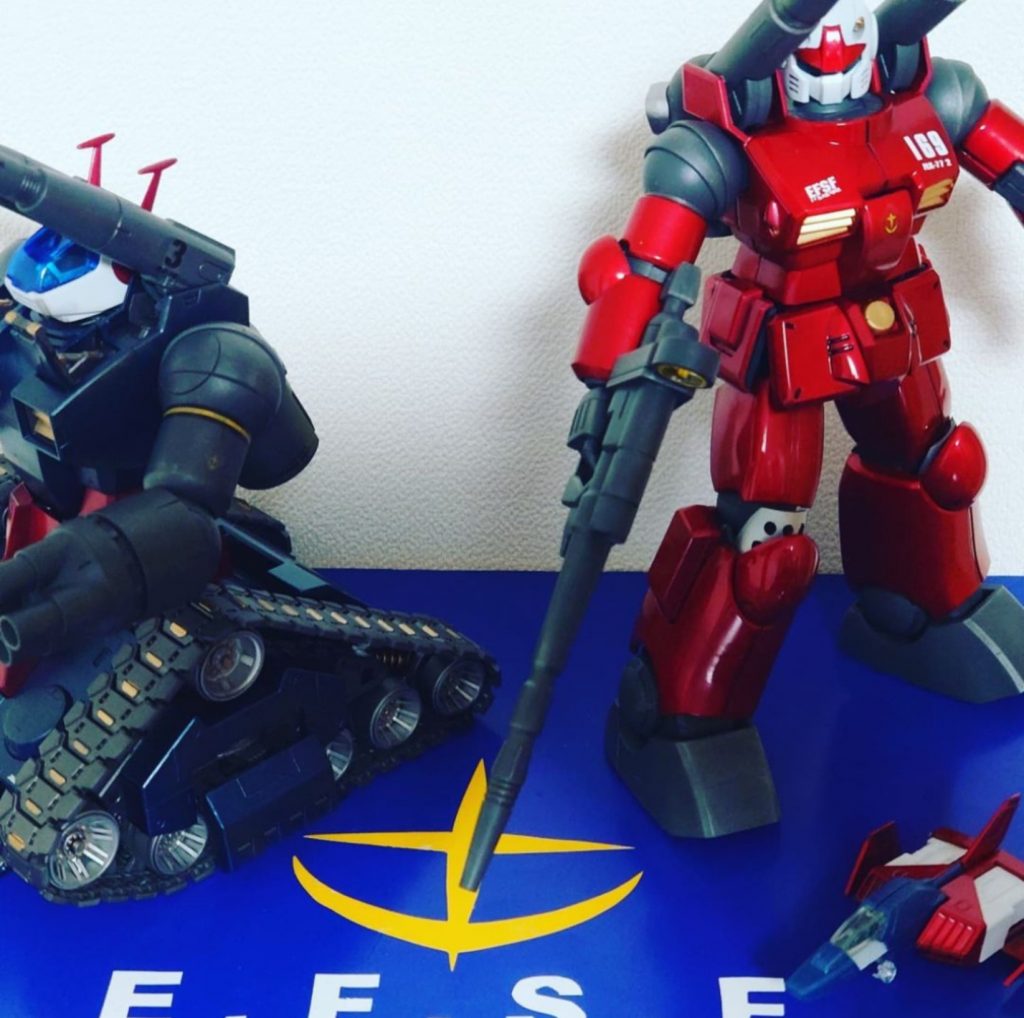 ガンキャノンより土台がメインな写真だな…(笑)土台は安っすい木材の上にカッティングシートを貼って文字はデザイン選んで印刷してスティックのりでベタ張り乾燥したら文字枠をなぞるようにカット文字以外のいらないシートを剥がして捨てる文字の上にマスキングテープを文字が隠れるようにはる(要は転写するためのテープ)マスキングテープに文字を写したら好きな所におく(粘着が強いので一発勝負)位置を決めて貼り付けたらマスキングの上から文字だけを押すようにこするマスキングを設置面に平行にして剥がすあ、ガンキャノンの説明はありません(笑)