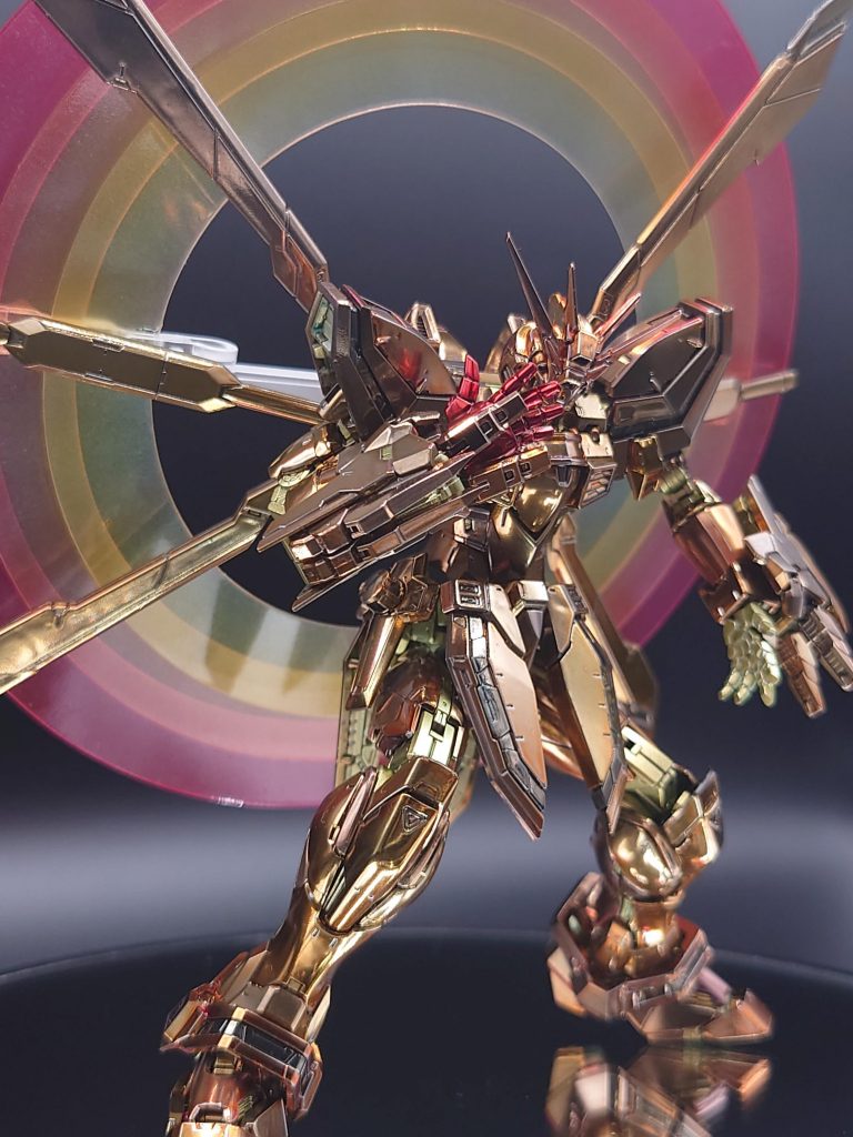 下地を黒のボーンミラーとボーンクロームにクリアゴールドを塗って色分け……してるのですが…まぁほとんど違いが出ませんでしたwこれが技術不足か……あとチラッと見える黒い部分はボーンミラーにクリアブラックです