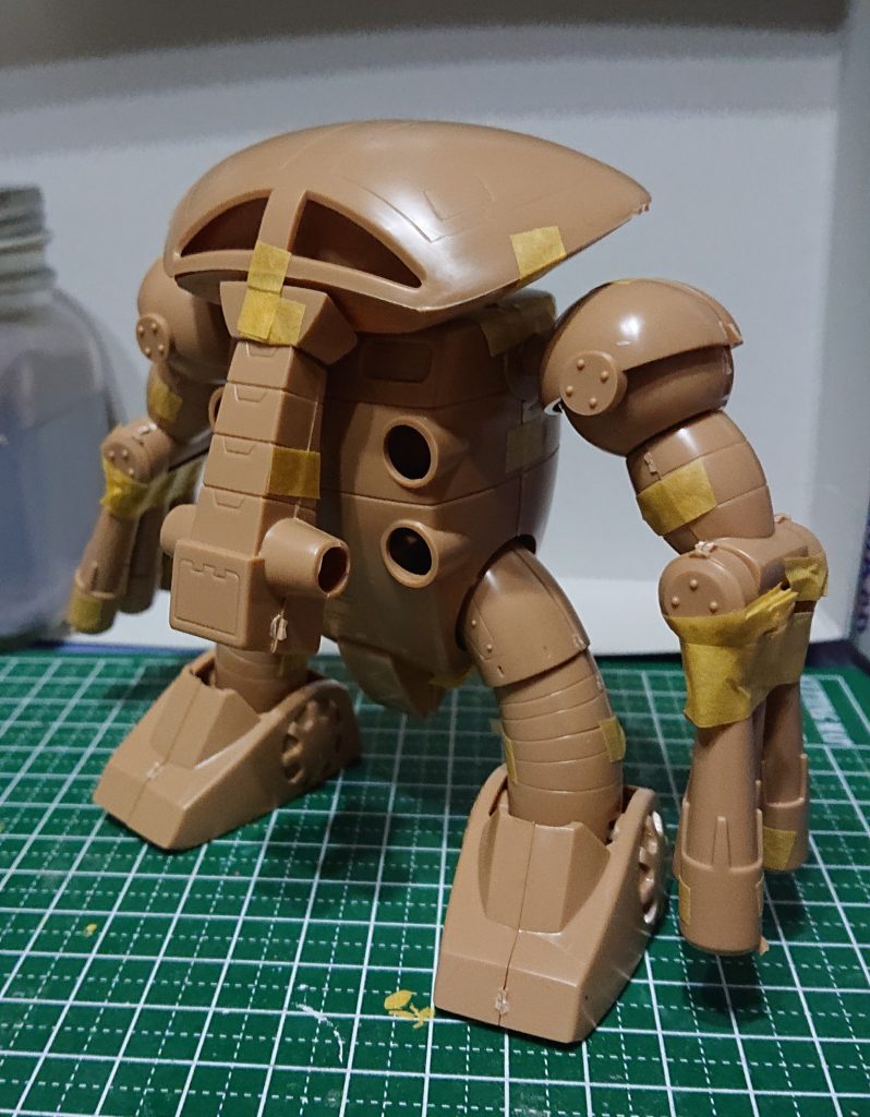 旧キットはこれで3体目ですが、間接の改良に驚かされますね。ボールジョイントが開発される前の試行錯誤、良く考えられているなと。感心しますね😊