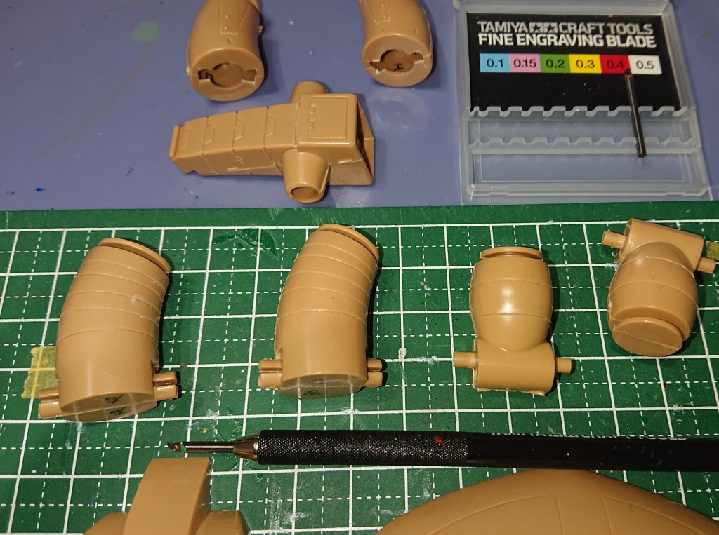 モナカ構造なので、合わせ目消し後のジャバラ部の苦手なスジ彫りが一番大変😭