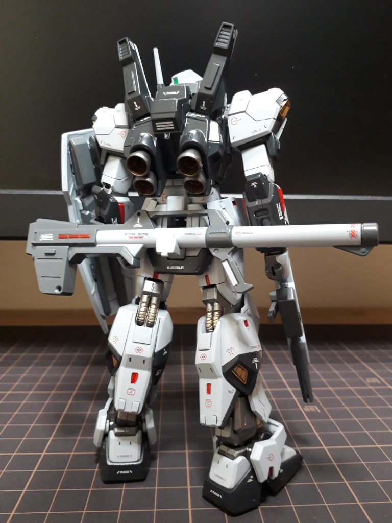 ふくらはぎ・膝などにもプラ板でディテール追加。バックパックの上部スラスターもゴールドにすればよかったかなぁ、、、。