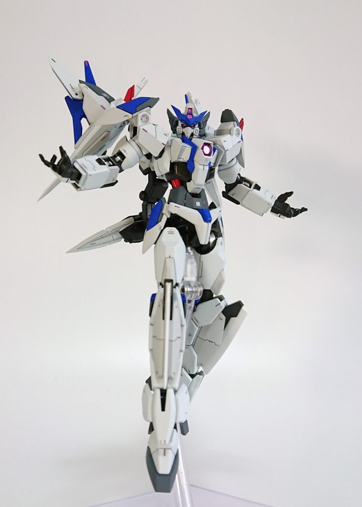 バエルポーズのようなアメイジングレッドウォーリアのようなポーズ。顔がマスク状態なのでやりたくなるポーズ。