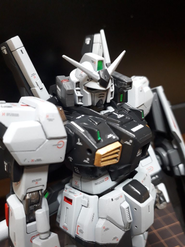 肩・首から胸・脇腹・スカートなどにプラ板でディテール追加。初めてにしてはまあまあかなと。