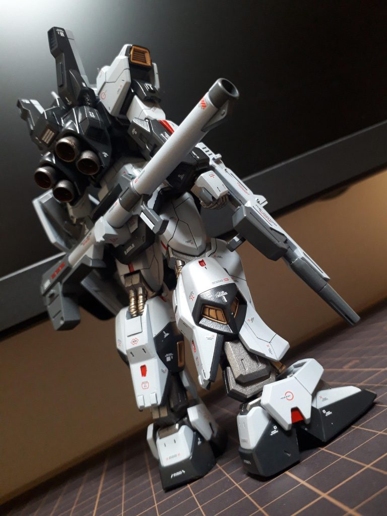 バーニア、動力パイプ、シリンダーなどをゴールドに。