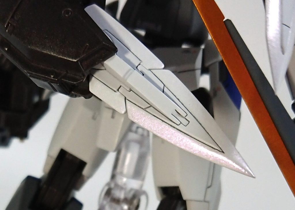 また、各所の白い刃部は上からタミヤの偏光パープルで塗装しています。