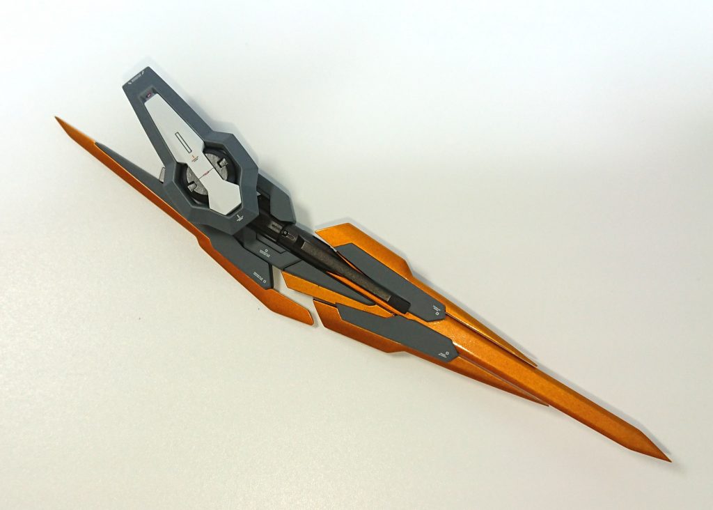 GNソードV.iクアンタのGNソードVとソードビットを組み換えてダブルオーのGNソードⅡの基部に付け替え、エクシアのバックラーでエクシアぽさも出しました。名前のV.iは5.1の意とイノベイドのiから取りました。