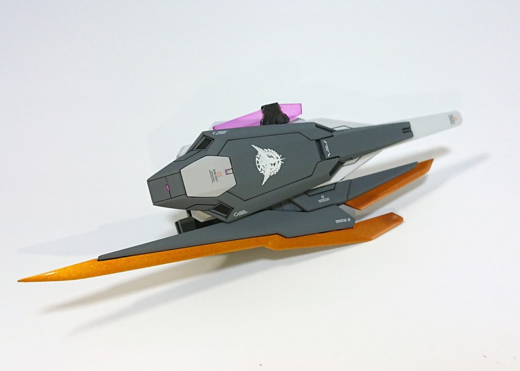 GNシールドクアンタのシールドを逆にしてエクシアのGNソード基部で持たせます。ビットの塗装は下地をゴールド、上からクリアオレンジを塗装しています。