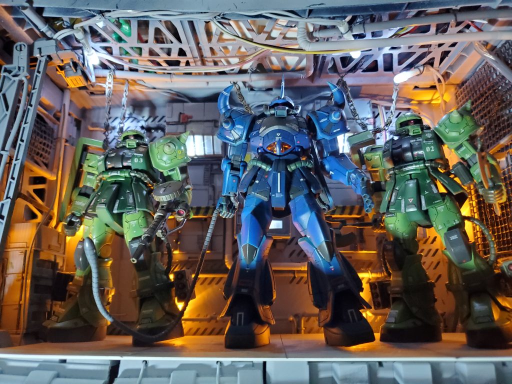 似たような写真で、すみません🙇格納庫は100均のコンテナと電飾です