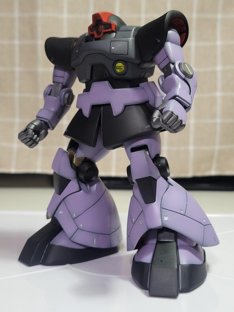 基本的にはサーフェイサーエヴォブラックで下地からの黒立ち上げで、グラデーション塗装にしました。