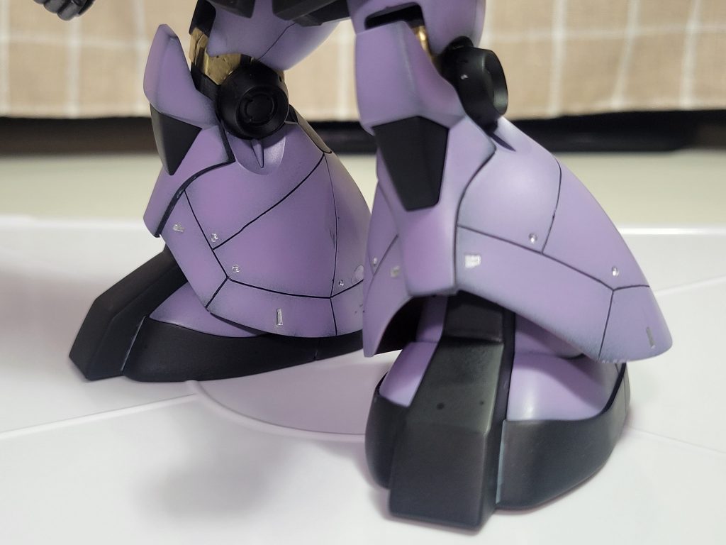 足のスジボリを追加＋リベットモールド追加＋シルバーで部分塗装を施しています。