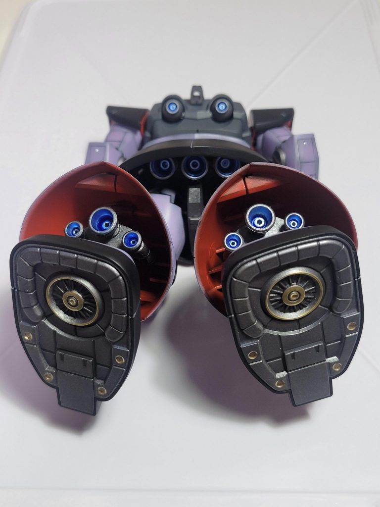 バーニア：サーフェイサーエヴォガンメタとガンダムマーカーメタリックブルーで部分塗装サーフェイサーエヴォガンメタとゴールドで部分塗装足の中身をMG風にレッドで塗装組み上げて気付きましたが、ほとんど見えませんね！！ロマンだけで塗ってましたw