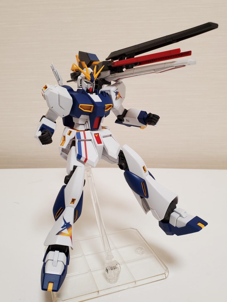 ロングレンジ・フィン・ファンネルは色々展開できてカッコいいですね！私にしては珍しく１日で完成させたのですが、集中力が切れた頃にエナメル塗料を盛大にぶちまけて部屋が大惨事に…。良い思い出です(？)