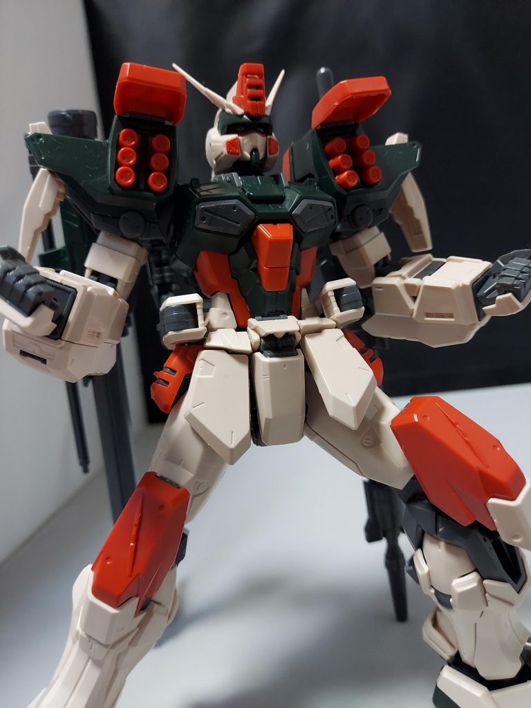 肩ミサイルも色分けで今にも発射しそう。バスターはあの5機の中で一番好き✨