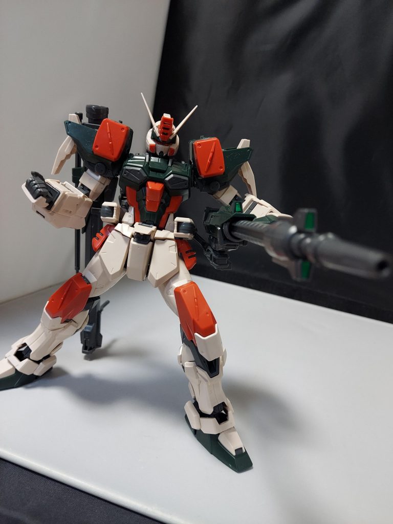 HGでも十分かっこよく、よく動き、素晴らしいガンプラでしたがさすがMGです。情報量やマッシブ感がとてもよくて、数倍かっこよくなってました。素組でもこのかっこよさ(о´∀`о)