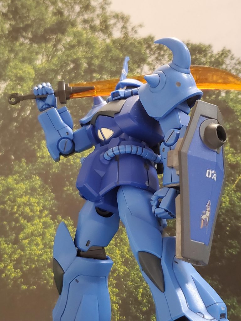 その特務MS部隊、エースパイロットの眼前に東南アジア方面で恐れられていたグフレディーのパーソナルマークを持つ『青い虎』の駆るグフが現れる💦