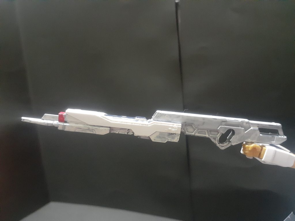 かなり長いので普通に持たせると大変です。先の方のストライクフリーダムのライフルの機能はなにも変わっていないので縮められます。