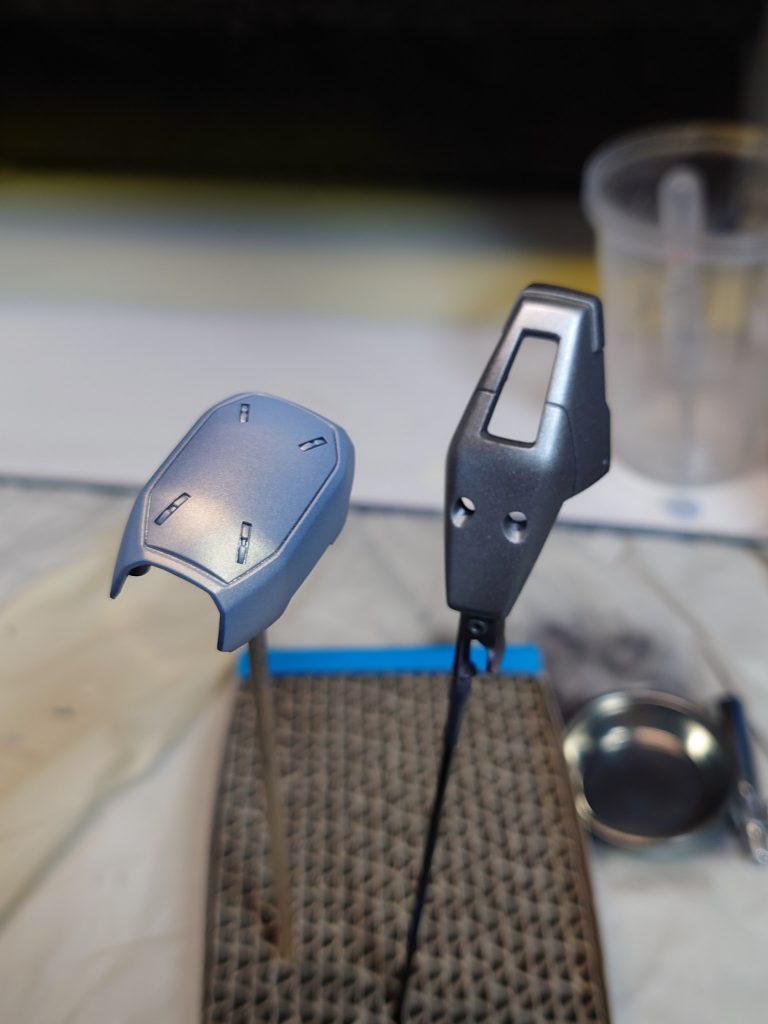 カラーレシピのシルバーについて。当初はEXシルバー1色の予定でしたが、試しにラスキウス・クリアーホワイトを塗ってみたら面白い変化になったので採用しました。完成写真ではあまり差が感じられないので（多分ライティングの問題でしょう）比較写真がこちら。ホワイトではない、シルバーでもない…そんな絶妙なラインの色になりました。多分サイバスターとかマークザイン辺りに似合いそうな色、といえばイメージしやすいでしょうか？