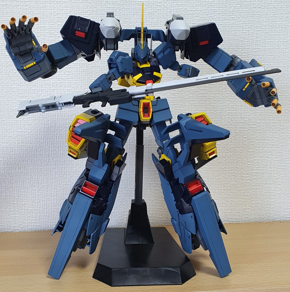 ギガンティックアームは腰と繋がっているので、上半身は、そこそこ自由に動く。ヒートブレード付きロングビームライフルは、このような持ち方が出来るように若干改造している。