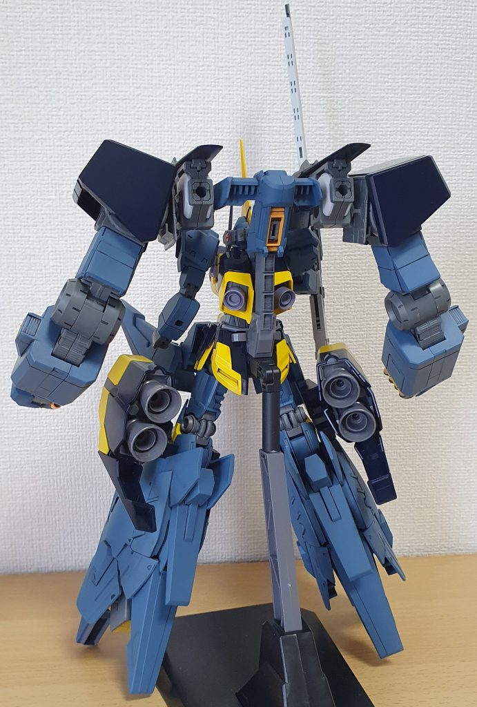 腰のナラティブ用のフレームに自作フレームを追加してギガンティックアームを着けた。見えにくい箇所だからと、かなりいーかげんになっている箇所