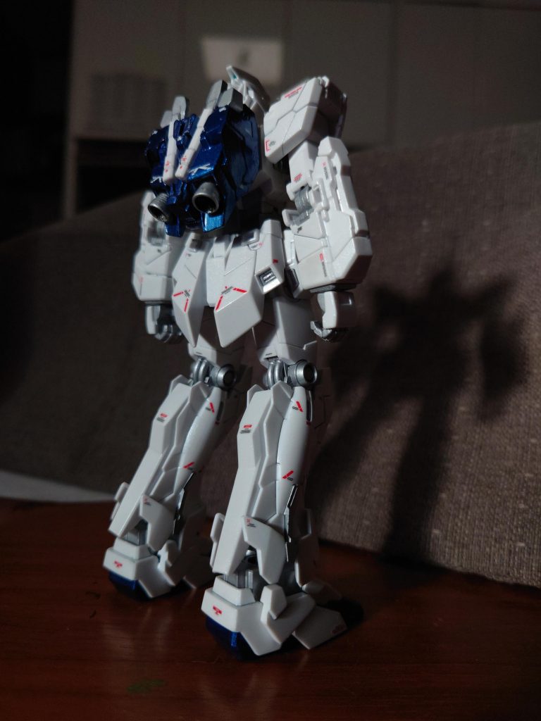 HGなのにそのままでデカールが映えます。バックパックと足の青が綺麗なんですよね……