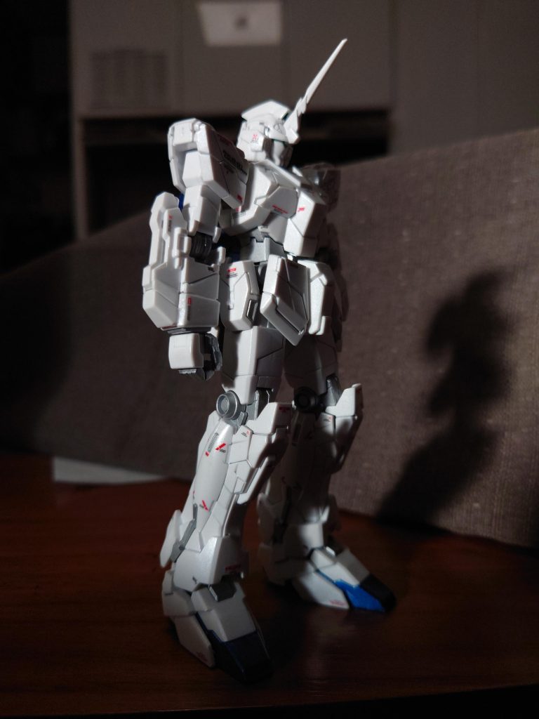 パールホワイトの主張が弱めなのが悲しいですが……シルバーがかなり似合っていて満足しています。デカールは脚と胴体に盛り気味。