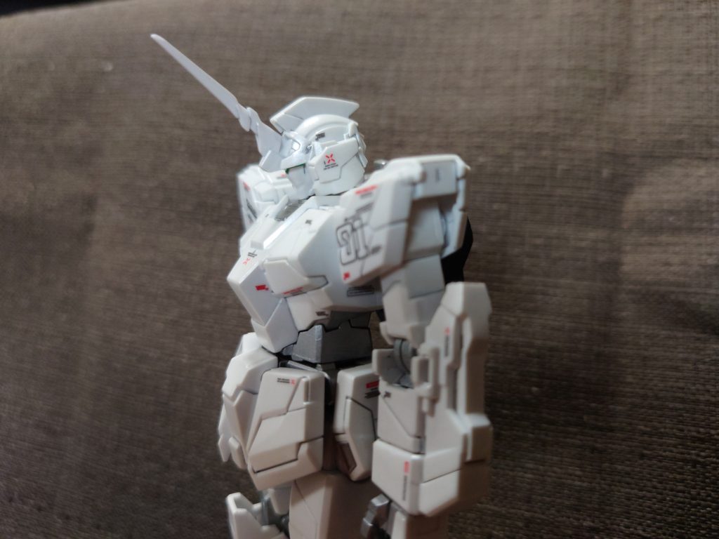 ユニコーンガンダムは横からが一番かっこいいような気がします。